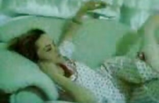 XXX Bagian bawah menusuk membentang lubang cerita sex sedarah xxx ketat nya dengan ayam besar.
